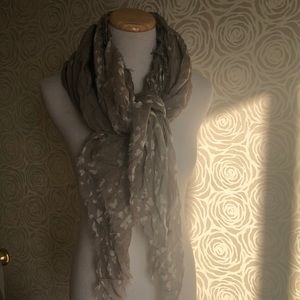 TILO Lightweight Grey & White Heart Scarf